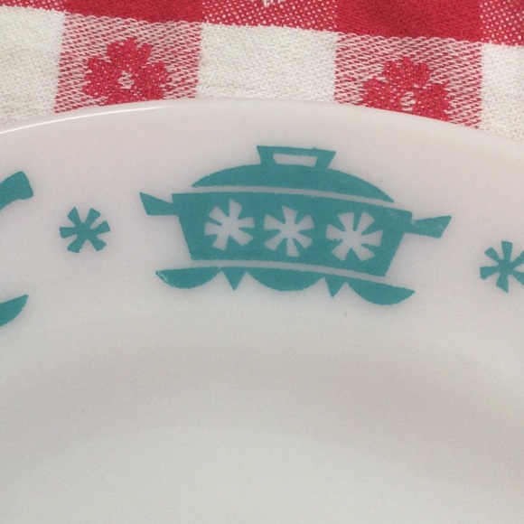 🍽Anchor Hocking. 1950’s dinnerware.. pattern is Kitchen Aids. Three 9” plates. - Picture 3 of 6